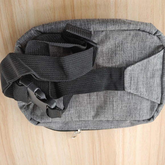 Cincinnati Reds MLB Great American Insurance Group Zip-Up Toiletry Fanny Pack - Picture 3 of 6